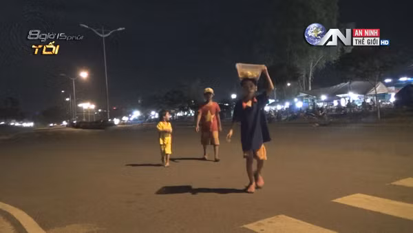 Những đứa trẻ tuổi đời còn rất nhỏ có thể cầm đầu đường dây ăn xin chuyên nghiệp.