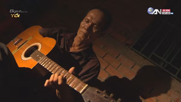 Kỳ nhân một tay Thái Văn Hai bên cây đàn của mình.