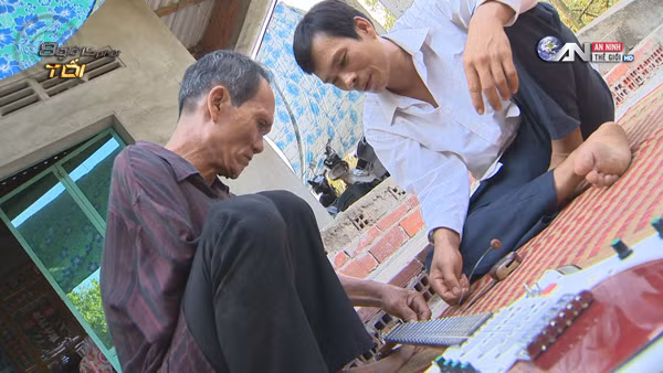 ... và cẩn thận căng dây sửa lại đàn hàng tuần.