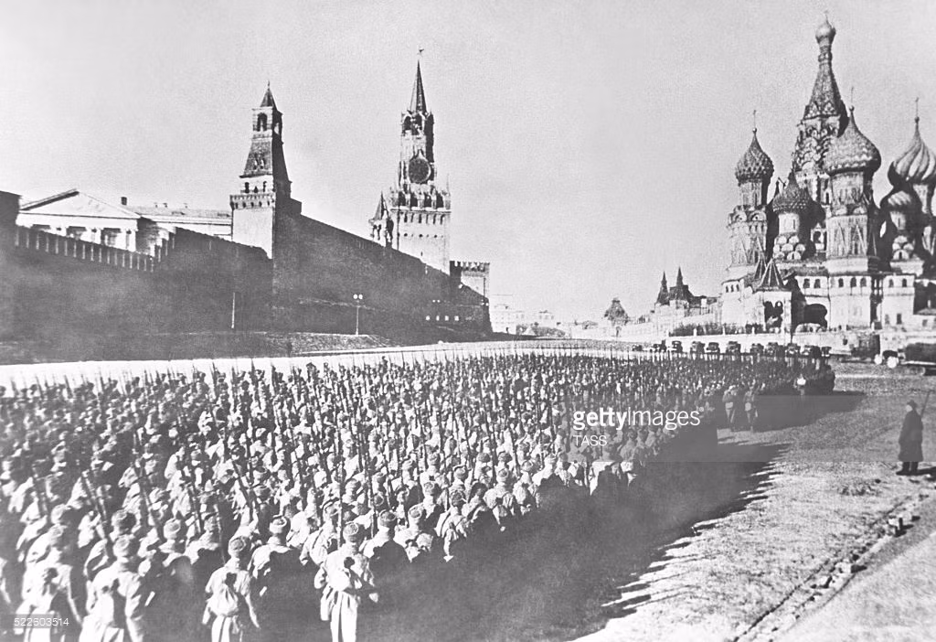 Diễn ra vỏn vẹn trong 25 phút, đây không chỉ là lễ duyệt binh ngắn nhất mà còn là lễ duyệt binh mạo hiểm nhất trong lịch sử Liên Xô, bởi diễn ra trong thời điểm không quân phát xít có thể tấn công Moscow bất cứ lúc nào.