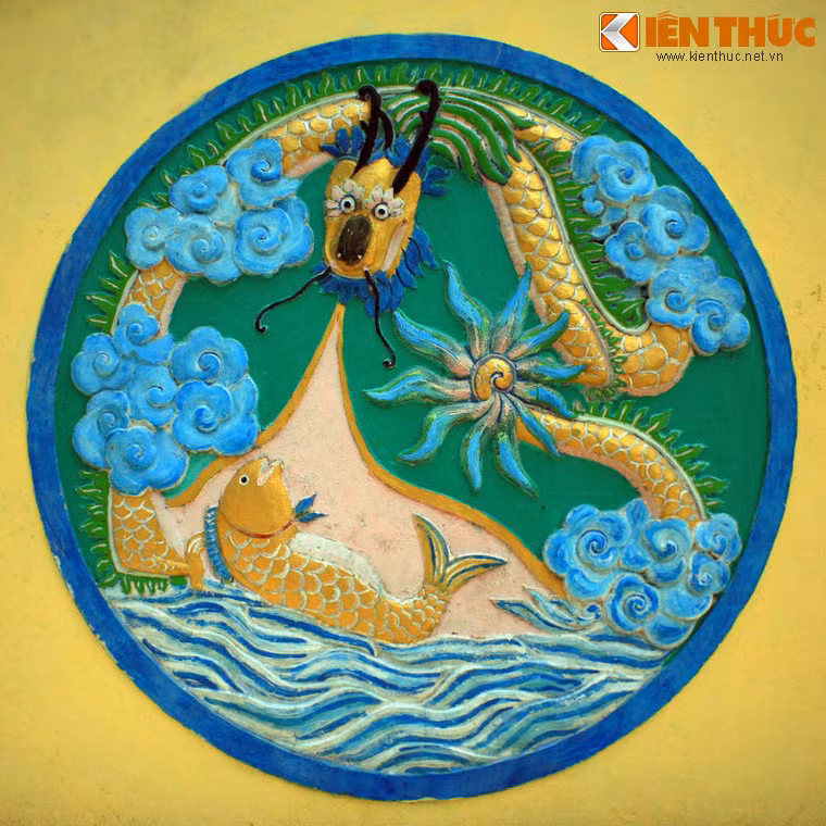 Theo truyền thống tâm linh của ngư dân miền Nam, cá voi hay cá ông là con vật thiêng. Trong dân gian từ nhiều thế kỷ trước đã lưu truyền những câu chuyện về cá voi cứu ngư dân gặp nạn, khiến sinh vật khổng lồ này được tôn thành những vị thần của biển cả.