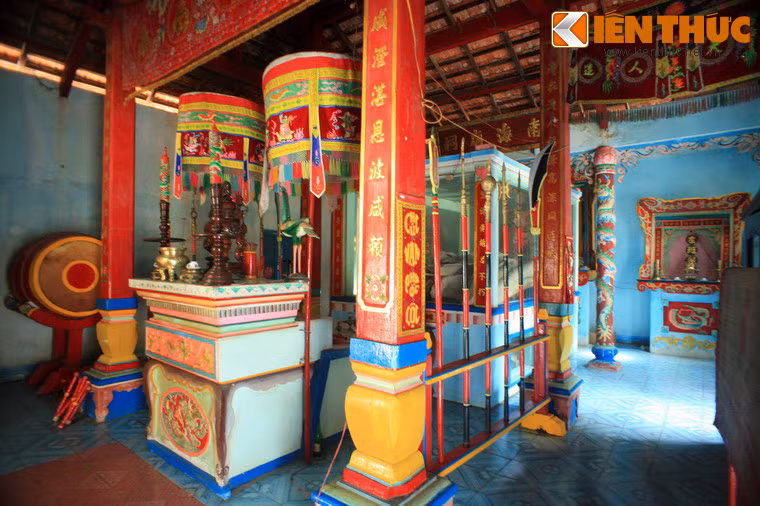 Các bộ xương này có nguồn gốc từ các cá ông lụy bờ được an táng. Sau khi thịt phân hủy, xương được xử lý và đưa vào Vạn Phước Lộc để bảo quản và thờ tự.