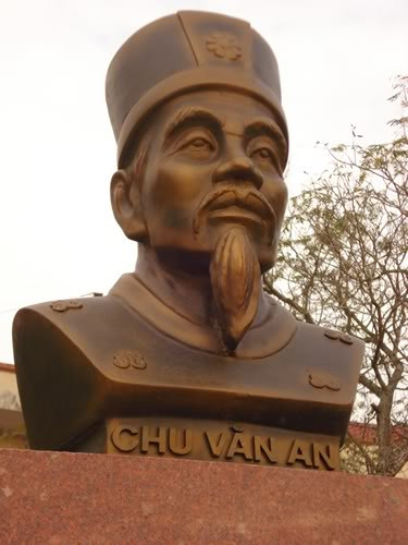 Chu Văn An nổi tiếng có học vấn sâu rộng, tư cách thanh cao, sửa mình trong sạch, giữ gìn tiết tháo, không cầu danh lợi, danh tiếng lan xa, học trò theo học rất đông. Ông đã được vua Trần Minh Tông mời đến dạy tại Quốc Tử Giám. Ông là thầy của thái tử Trần Vượng, người trở thành vua Trần Hiến Tông sau này.