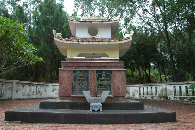 Đến năm 33 tuổi, ông được cử làm quan trông coi việc học ở địa phương. Chứng kiến nhiều điều trái tai gai mắt, ông lui khỏi chốn quan trường. Đến năm 1791, vua Quang Trung ban chiếu lập "Sùng chính Thư viện" ở nơi ông ở ẩn và mời ông làm Viện trưởng. Kể từ đó, ông hết lòng chăm lo việc dịch sách chữ Hán ra chữ Nôm để dạy học và phổ biến trong dân.