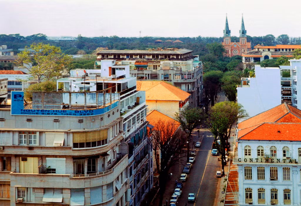 Đường Tự Do (Đồng Khởi) nhìn từ trên cao với khách sạn Continental Palace ở bên phải, nhà thờ Đức Bà phía cuối đường.