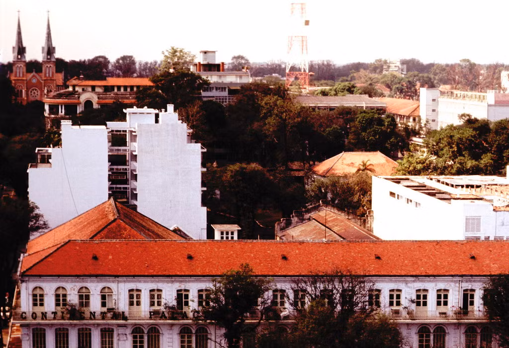 Khách sạn Continental Palace nhìn từ tầng cao của khách sạn Caravelle.