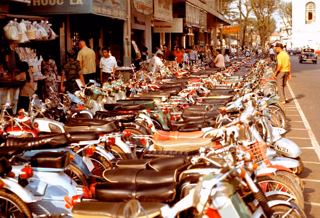 Bãi đỗ xe bên đại lộ Lê Lợi, khu vực Công trường Lam Sơn.