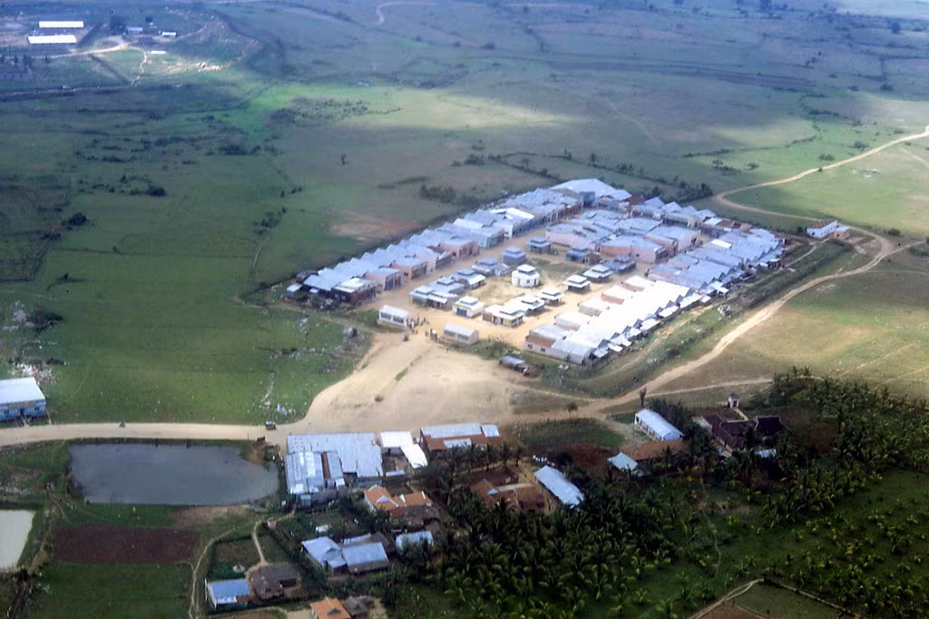 Được lính Mỹ gọi là "Sin City", nơi đây gồm hàng chục quán bar được quy hoạch khép kín, có hàng rào kẽm bao quanh và lính gác cổng 24/24h.