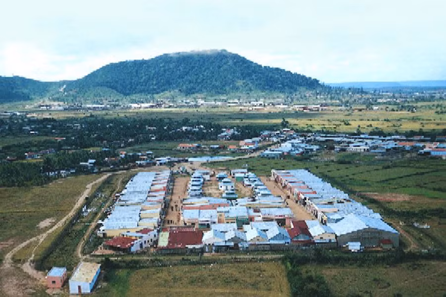 Có tất cả 50 quán bar tại "Sin City". Mỗi quán bar tại nơi đây được chia làm hai phần, phần trước là một phòng lớn làm nơi uống rượu, khiêu vũ, phần sau là khu nhà nghỉ với 12 căn phòng.