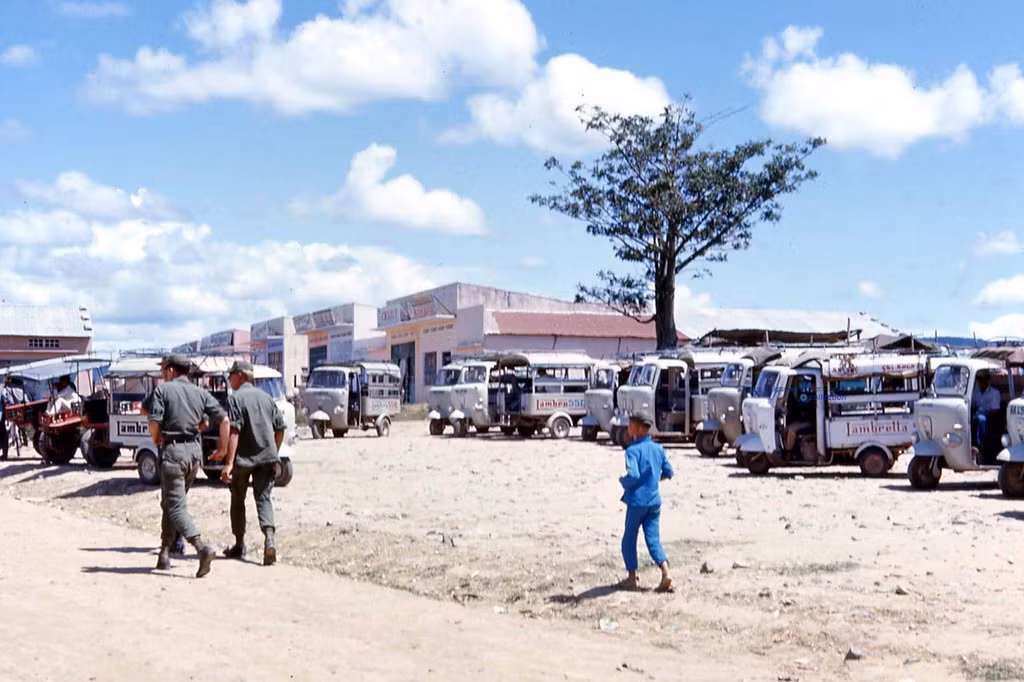 Gần cổng khu giải trí có một bến xe lôi chuyên đưa đón lính Mỹ đóng quân tại các căn cứ gần đó.