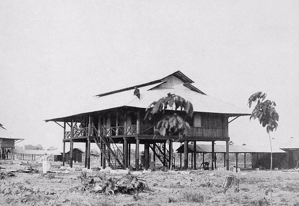 Khu nhà sàn dành cho quản đốc.