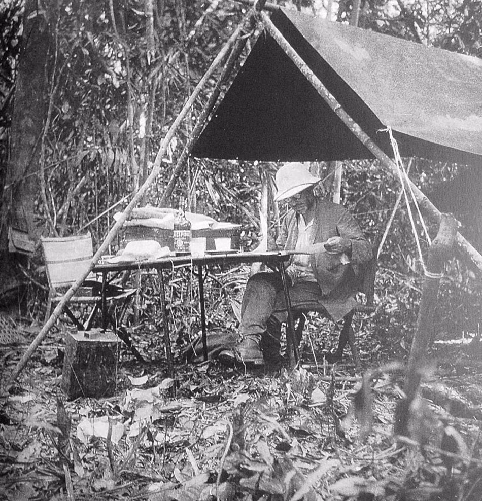 Kỹ sư người Pháp tại một lán trại trong khu đồn tiền, năm 1926.