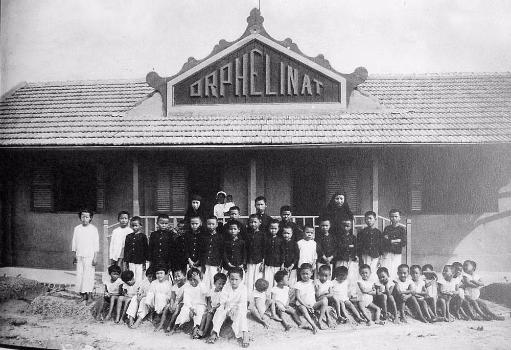 Trẻ em chụp ảnh kỷ niệm tại trại trẻ mồ côi của đồn điền cao su Phú Riềng (Bình Phước), một đồn điền khác của Công ty Michelin bên cạnh Dầu Tiếng. Khu đồn điền Phú Riềng này là nơi xảy ra một cuộc nổi dậy quy mô lớn của công nhân cao su vào cuối năm 1929 nhằm phản đối sự bóc lột tàn tệ của giới chủ đồn điền.