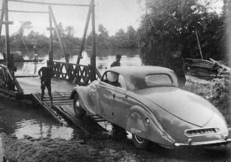 Một chiếc xe hơi của giới quản lý qua phà để đến đồn điền.