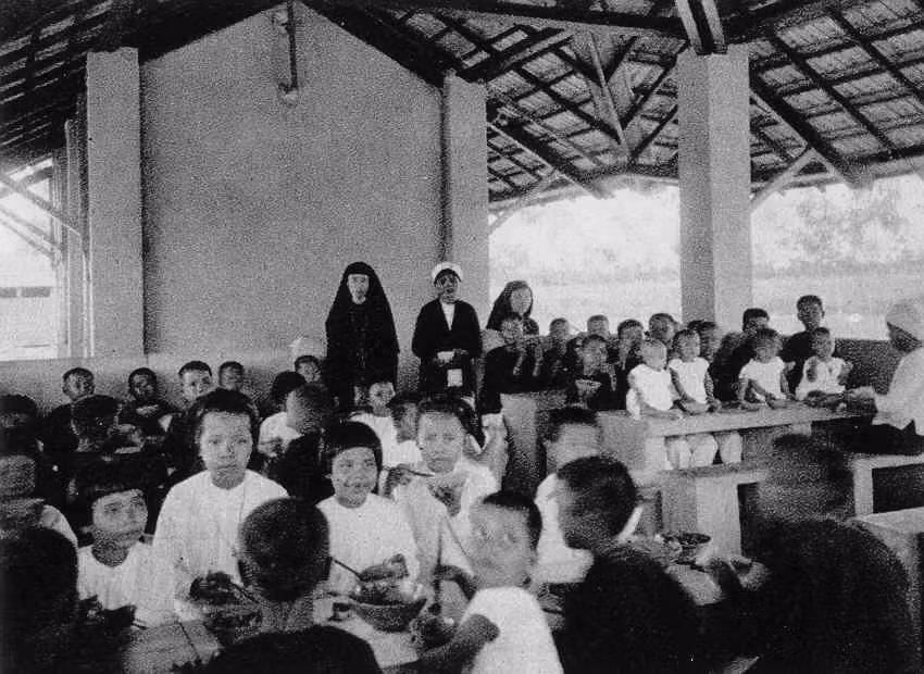 Bữa ăn của trẻ mồ côi trong một trại trẻ của đồn điền Michelin. Đây sẽ là nguồn nhân công trong tương lai của vựa cao su khổng lồ này.