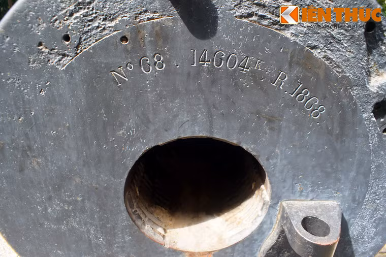 Số hiệu khắc phía sau đại bác.