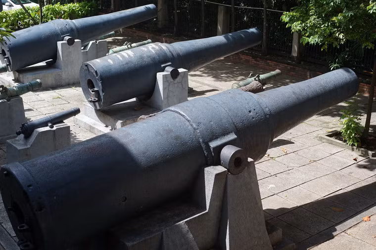 Cách đó không xa là hai khẩu đại bác Pháp cùng niên đại nhưng kích thước nhỏ hơn.