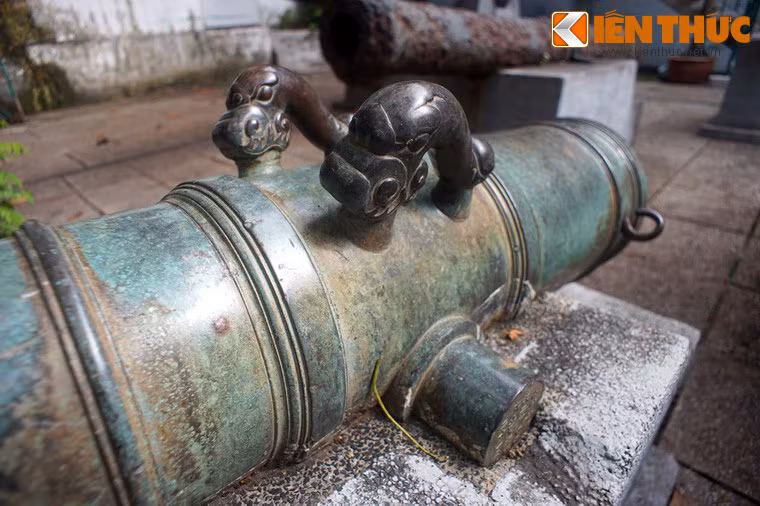 Các khẩu "Hùng uy tướng quân" được đúc bằng đồng, được tạo hình rất cầu kỳ với quai súng cách điệu bằng các họa tiết cung đình.