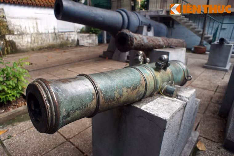 Có kích thước không lớn, nhưng được chế tác rất tinh xảo là "Hùng uy tướng quân", một loại súng thần công được nhà Nguyễn sản xuất đầu thế kỷ 19.