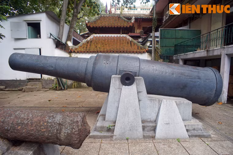 Cỗ súng này được đúc năm 1868, trọng lượng lên đến hàng chục tấn, được sử dụng để bảo vệ vùng ven biển trước sự xâm nhập của tàu thuyền lạ.