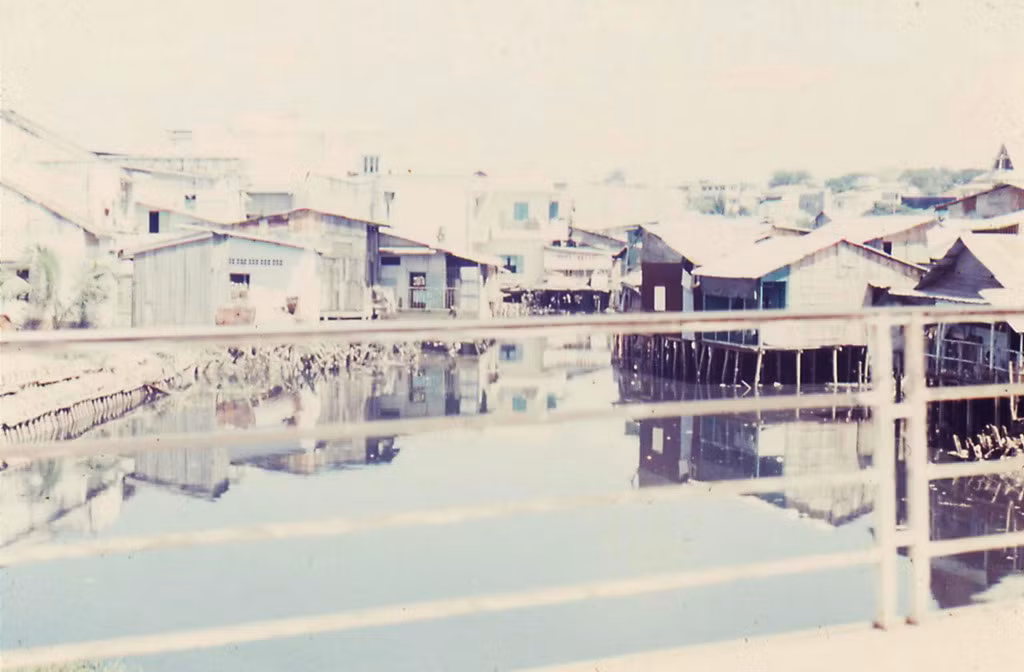 Trên cầu Trương Minh giảng (nay là cầu Lê Văn Sỹ).