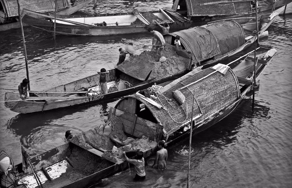 Những con thuyền chở vật liệu xây dựng trên sông Hương, 1996.