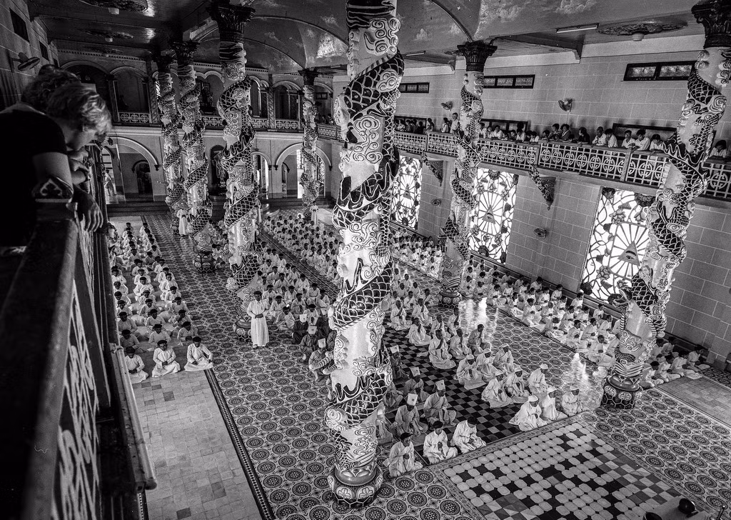 Cảnh hành lễ trong Tòa Thánh Tây Ninh, 1999.