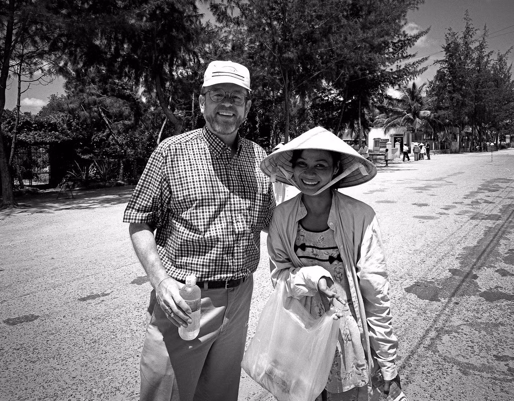 Nhiếp ảnh gia Mike Huddleston và người phụ nữ bán hàng rong ở Tây Ninh, 1999.