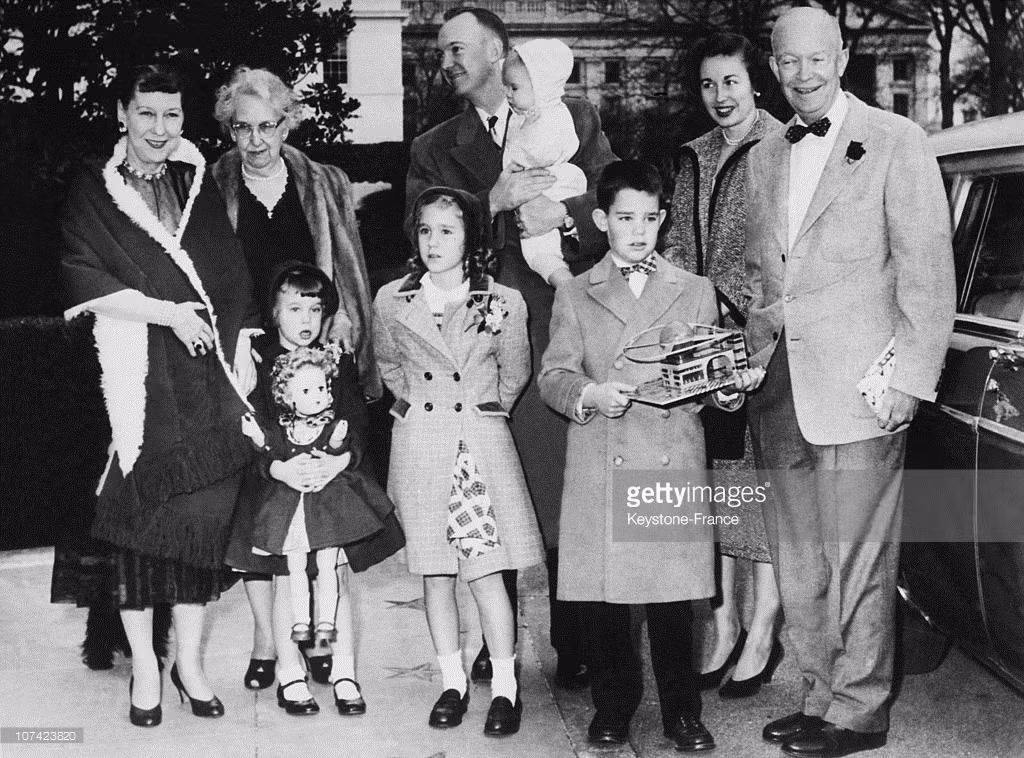 Tổng thống Dwight Eisenhower và gia đình ở Nhà Trắng ngày 20/12/1956. Ảnh: GettyImages.