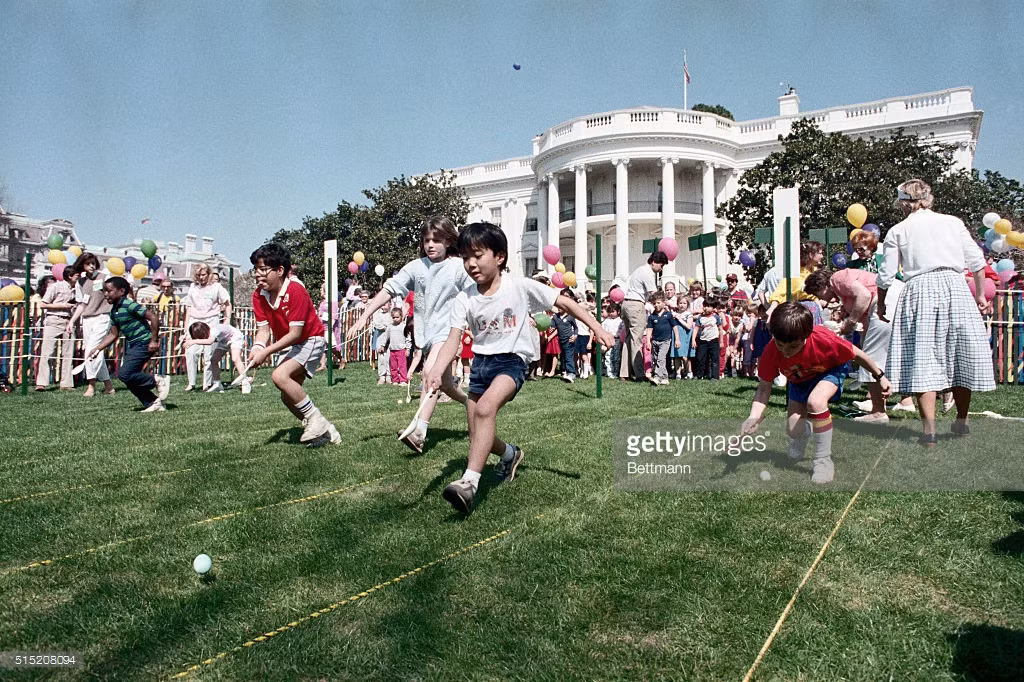 Trẻ em chơi "săn trứng" trong lễ hội Phục sinh ở Nhà Trắng năm 1986. Ảnh: GettyImages.