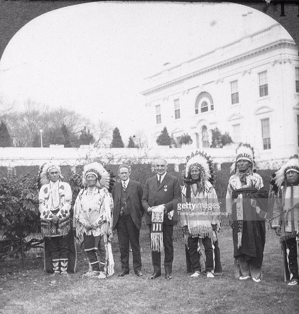 Tổng thống Hardingđón tiếp đại diện các bộ tộc Da Đỏ ở Nhà Trắng ngày 15/11/1921. Ảnh: GettyImages.