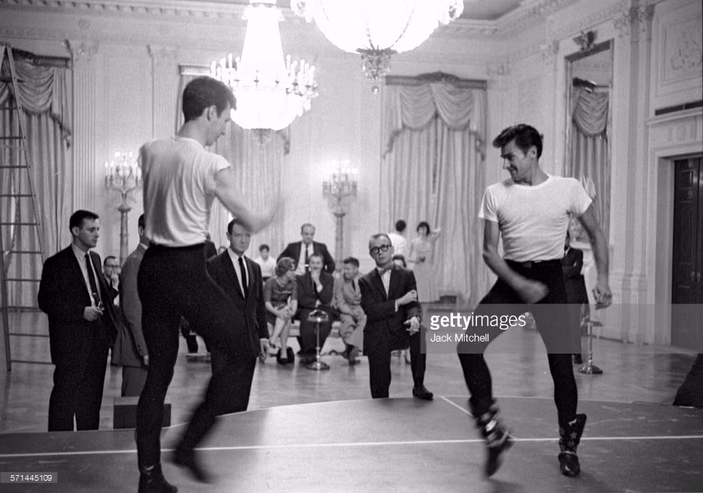 Biên đạo múa Eugene Loring và các vũ công tập điệu múa "Billy the Kid' trong Phòng Đông của Nhà Trắng, ngày 22/5/1962. Ảnh: GettyImages.