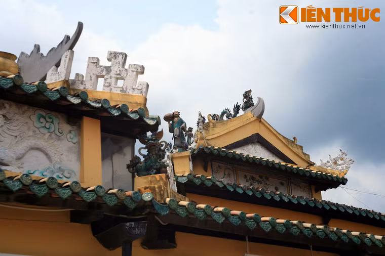 Ngôi đình có nhà trước hai mái chồng lên nhau, nhà chánh điện sau ba mái chồng lên nhau theo kiểu kiến trúc "thượng lầu hạ hiên".