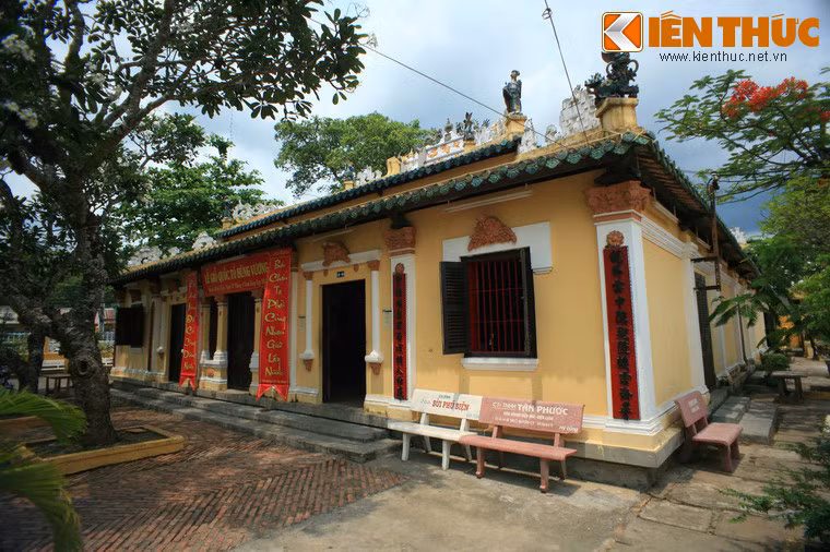 Ngày nay, đình Bình Thủy nằm trên khoảnh đất rộng hơn 4000 m². Kiến trúc ngôi đình này khác rất nhiều so với kiến trúc ở miền Bắc. Đình được cất trên một nền cao ráo và có chiều sâu, nhà trước và nhà sau đều là hình vuông nên chiều nào cũng có 6 hàng cột, các chân cột đều choãi ra làm cho đình càng thêm vững chắc.