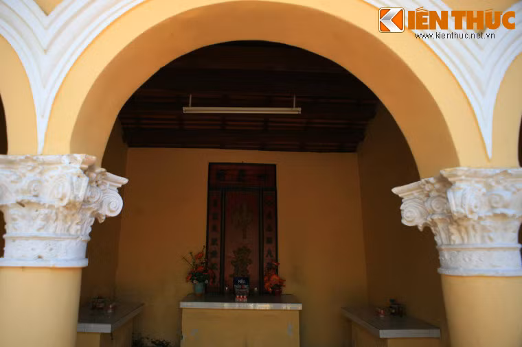 Bên ngoài đình có hai miếu lớn thờ thần Nông và thần Hổ, gần cổng có hai miếu thờ thần Rừng và thần Khai kênh dẫn nước...