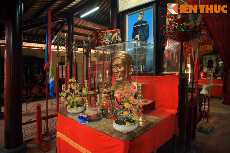 Ở tòa chính điện: Chính giữa nhà là bàn thờ chính, bên trái sát vách phía ngoài là bàn thờ Hương chức Tiên Giác, phía trong là bàn thờ Hậu tiền. Đối diện ở sát vách bên phải là bàn thờ chức sắc Tiên Giác và bàn thờ Tiền Hiền. Sát vách trong cùng ở gian giữa có bàn thờ Hậu thần, hai bên là hai bàn thờ Hữu Bang và Tả Bang.