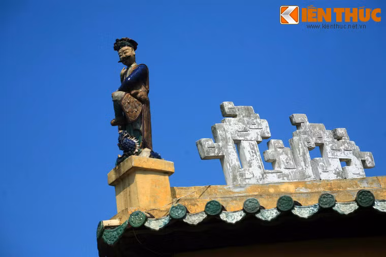 Trên nóc đình có gắn tượng hình người, hình kỳ lân, hình cá hóa rồng...