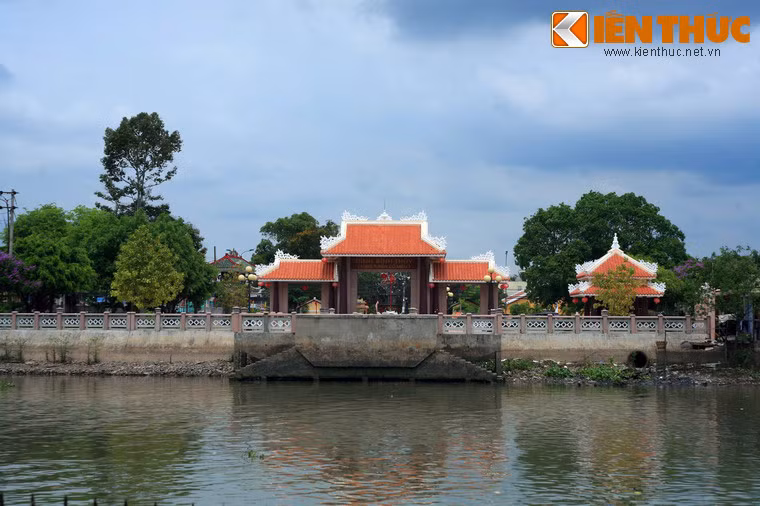 Nằm bên rạch Long Tuyền, thuộc phường Bình Thủy, quận Bình Thủy, TP Cần Thơ, đình Bình Thủy là một công trình lịch sử tiêu biểu cho giai đoạn khai hoang miền Tây Nam Bộ thế kỷ 19.