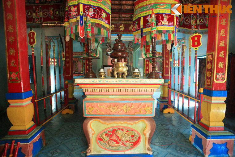 Các bộ xương này có nguồn gốc từ các cá Ông lụy bờ được an táng. Trải qua chiến tranh, đình và vạn Phước Lộc từng bị tàn phá nặng nề và chuyển dời vị trí nhưng những bộ xương cá Ông vẫn được người dân bảo vệ bằng mọi giá.