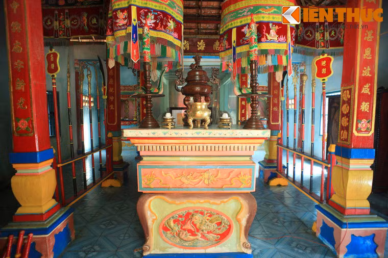 Các bộ xương này có nguồn gốc từ các cá Ông lụy bờ được an táng. Trải qua chiến tranh, đình và vạn Phước Lộc từng bị tàn phá nặng nề và chuyển dời vị trí nhưng những bộ xương cá Ông vẫn được người dân bảo vệ bằng mọi giá.