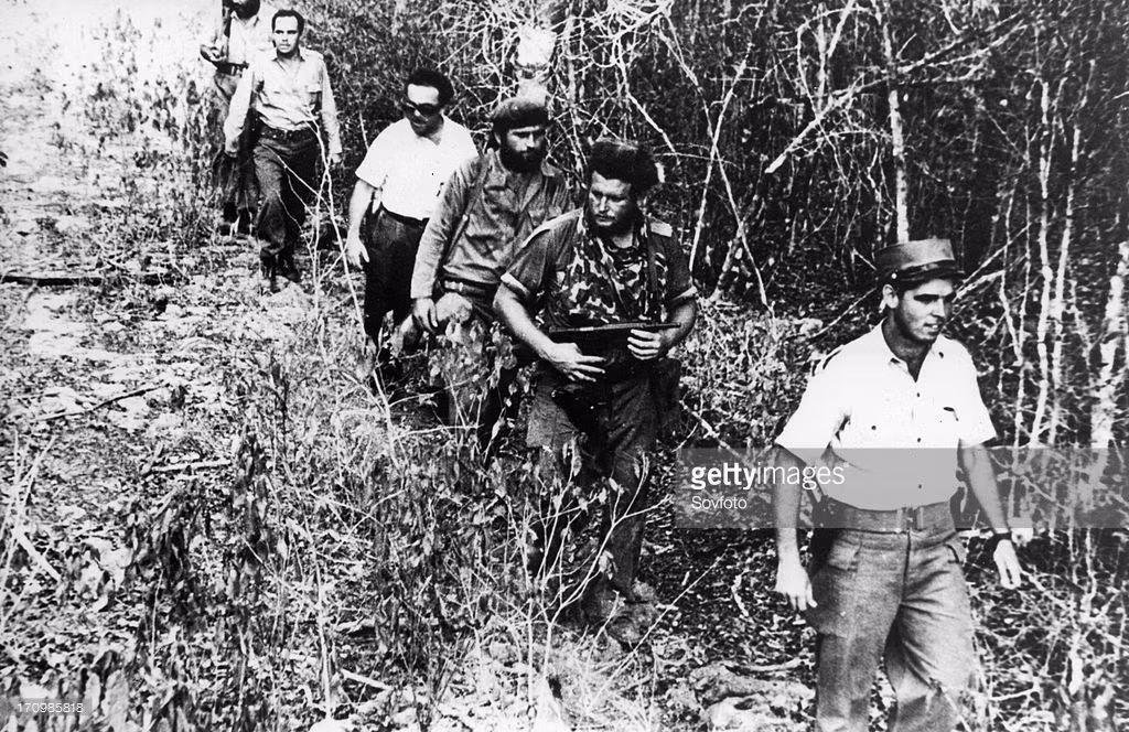 Các chiến sĩ tuần tra trên một lối mòn dẫn ra vịnh Con Lợn.