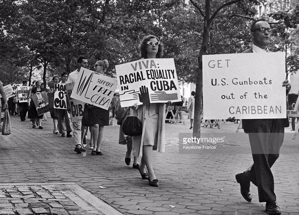 Người dân Mỹ tuần hành ủng hộ Cuba bên ngoài trụ sở Liên Hiệp Quốc ở New York, Mỹ ngày 20/4/1961.