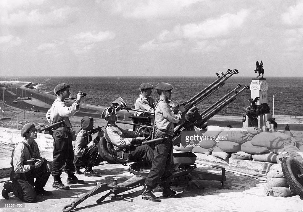 Các chiến sĩ Cuba bên cỗ pháo phòng không ở bờ biển Havana, sẵn sàng bảo vệ đất nước trong mọi tình huống, ngày 24/4/1961.