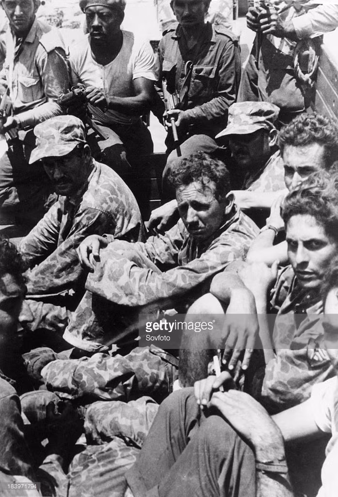 Vẻ mặt thất thần của các tù binh.