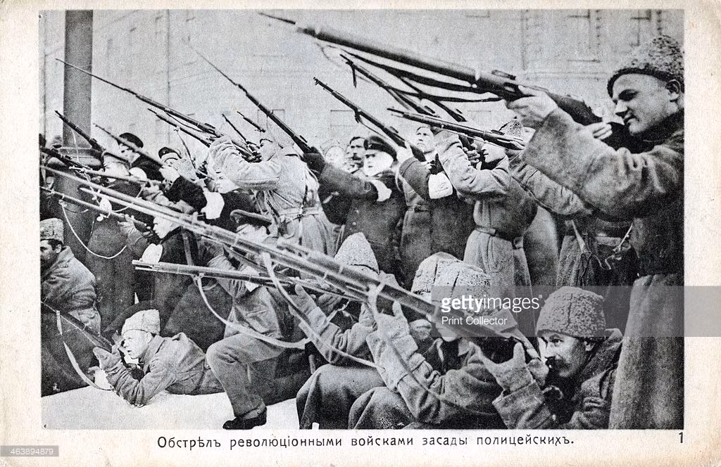 Lực lượng vũ trang cách mạng bao vây một trụ sở công quyền của chế độ cũ. Ảnh: Getty Images.