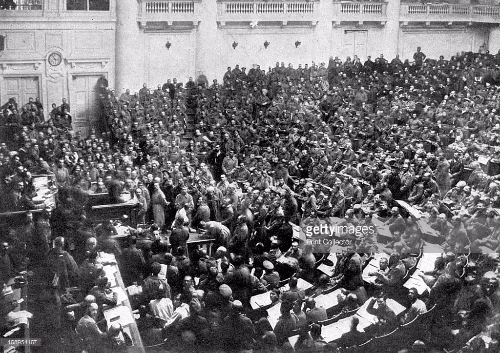 Ủy ban Công Nông - nghị viện mới của chính quyền cách mạng - họp tại Petrograd sau khi cách mạng thành công. Ảnh: Getty Images.