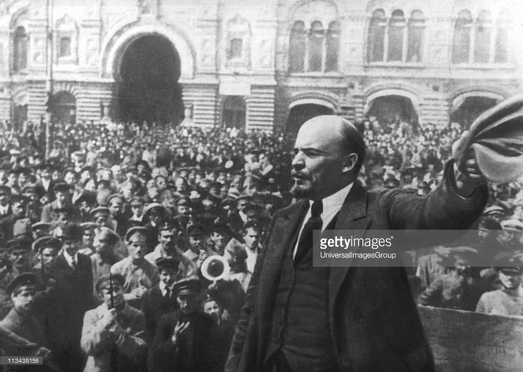 Lãnh tụ Lenin diễn thuyết trước quần chúng cách mạng ở Quảng trường Đỏ, Moscow. Ảnh: Getty Images.
