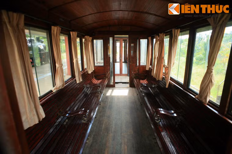 Nội thất phong cách cổ điển bên trong một toa tàu.