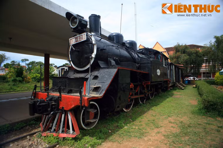 Một đầu tàu hơi nước cổ kiểu Pháp được trưng bày ở sân ga.