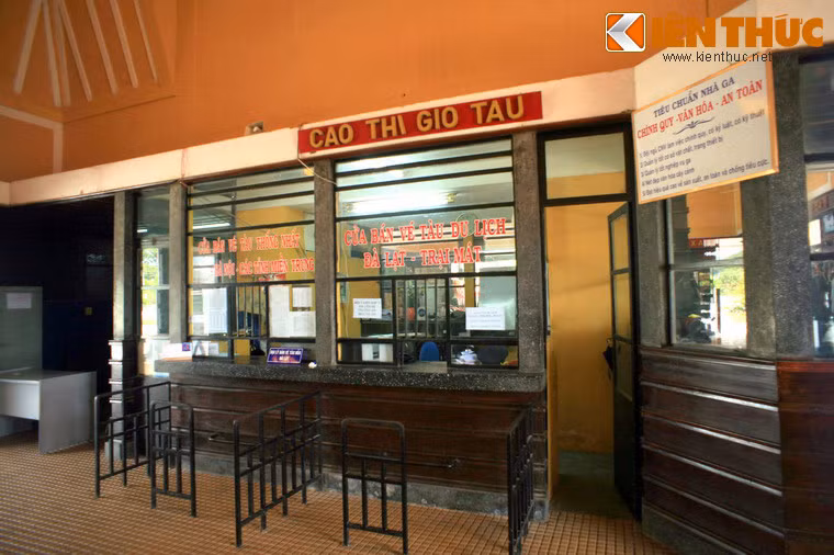 Phóng bán vé của ga.